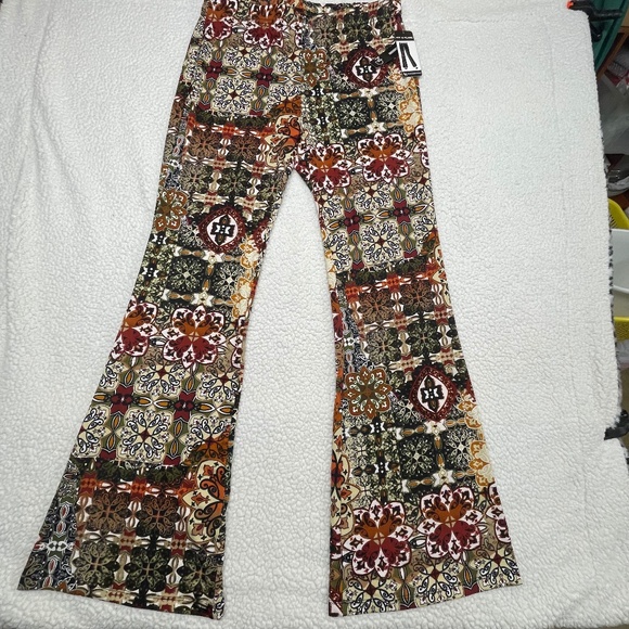 NWT Women’s Large, New Directions Flared Multi-Colored Pants - Picture 1 of 13